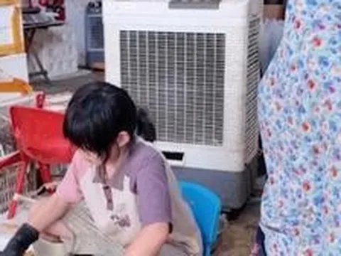 Sự thật về bức ảnh bé gái ngồi mổ cá khiến cư dân mạng bật khóc: Tôi cũng muốn dạy được đứa con hiếu thảo như vậy!