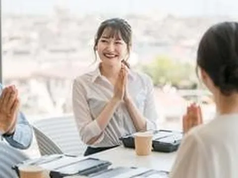 Bắt nữ nhân viên xinh đẹp ngồi cạnh chủ tịch, quản lý bị tòa phạt 1 tháng lương