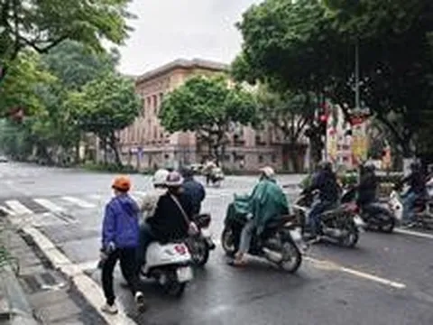Người đi xe máy khi dừng đèn đỏ có được sử dụng điện thoại không? Cơ quan công an giải đáp