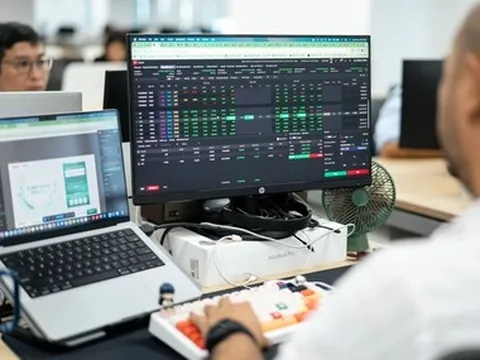 Cổ phiếu chứng khoán, ngân hàng nổi sóng, VN-Index tăng gần 40 điểm