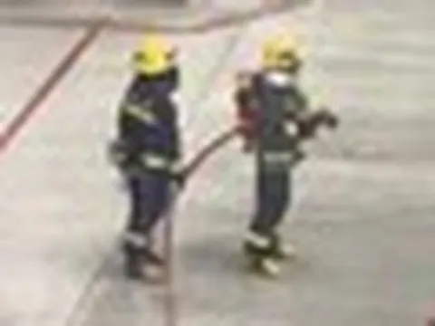 Máy bay vừa hạ cánh thì lửa bất ngờ bùng lên, khói đen bao trùm khoang hành khách