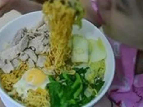 Tiền 'topping' nhiều hơn tiền mì: Người Việt chi 18.400 đồng cho một tô mì gói