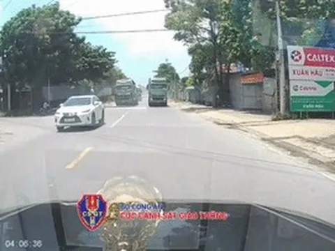 Ô tô đầu kéo ở Hà Nội vượt ẩu khiến tài xế xe ngược chiều 'đứng hình'