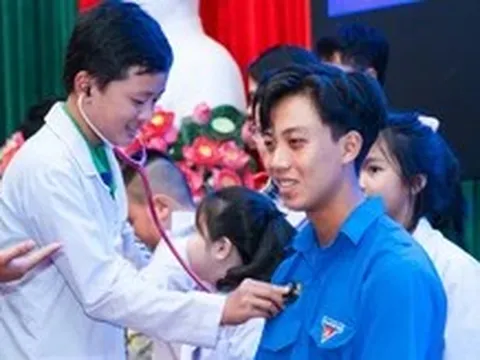 100 bạn trẻ trải nghiệm 'Một ngày làm nhân viên y tế'
