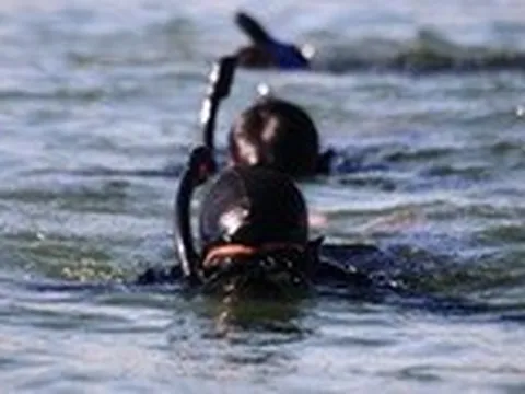 Đặc công nước Quân khu 5 bơi nhiều giờ ẩn mình trên biển