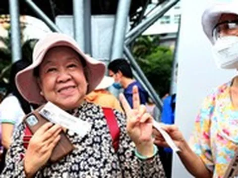 Đi xe buýt miễn phí, người dân TP.HCM còn được bốc thăm trúng thưởng