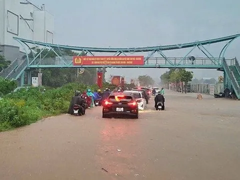 Mưa lớn giờ tan tầm, khu vực trước Aeon Mall Long Biên ngập sâu, cầu Vĩnh Tuy ùn tắc