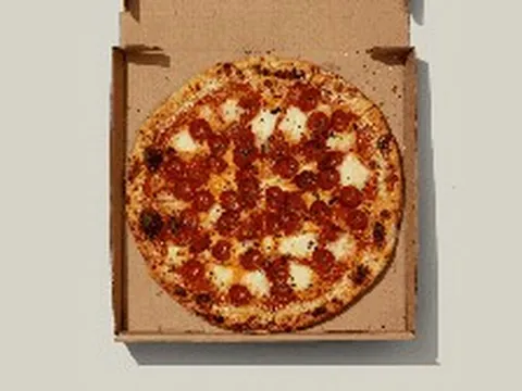 Vì sao bánh pizza hình tròn lại được đựng trong hộp vuông và cắt thành hình tam giác?