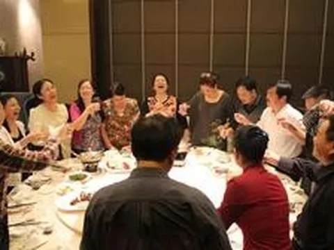 Đi họp lớp được hỏi lương hưu, tôi đùa nói 9 triệu đồng mỗi tháng, không ngờ hôm sau nhận liền 25 cuộc gọi