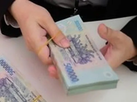 Sau đợt tăng vọt, thấy gì khi lãi suất vay mượn qua đêm bất ngờ xuống còn 0,7%?