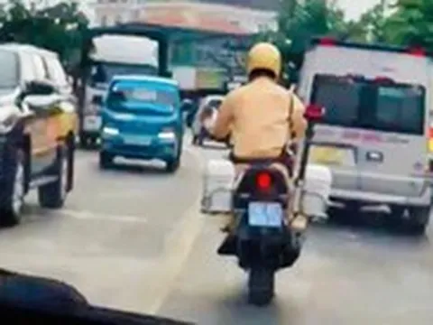 Cảnh sát giao thông Đồng Tháp hỗ trợ người dân đi cấp cứu nhận 'mưa' lời khen