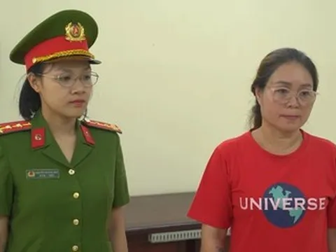 Một nữ lễ tân khách sạn bị khởi tố
