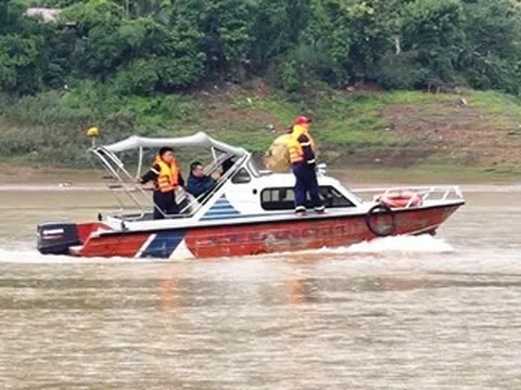 Người đàn ông rơi từ trên cầu xuống sông, bị cuốn trôi 35km