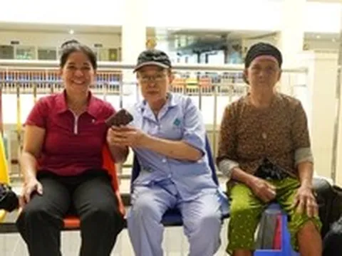 Nhặt được tiền bằng 2 tháng lương, nhân viên vệ sinh tìm người trả lại