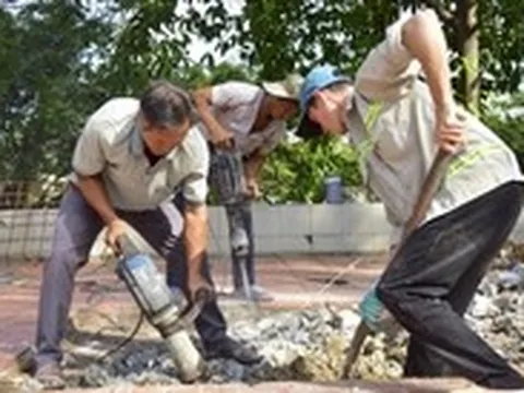 Đào đất móng trụ, chuẩn bị di dời bia tưởng niệm anh hùng liệt sĩ ở công viên Lê Thị Riêng