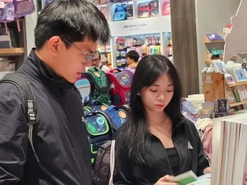 Cuộc chiến cân não của phụ huynh trước mùa tựu trường