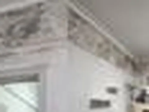 Cả gia đình liên tục ốm không rõ nguyên nhân, cảnh tượng sau lớp giấy dán tường khiến người thuê hoảng sợ