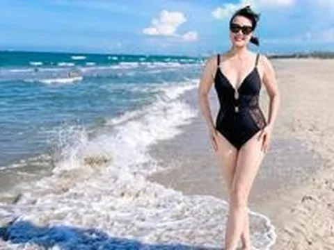 Vân Dung táo bạo diện bikini ở tuổi 51, không ngờ body lại nóng bỏng thế này!