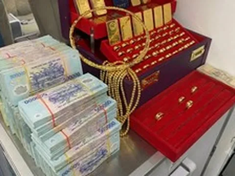 Về quê ngăn bố mẹ cãi nhau, tôi giật mình khi chứng kiến khoảnh khắc bố mở chiếc hộp gỗ ra: Nỗi uất ức 4 năm nghĩ lại mà buồn
