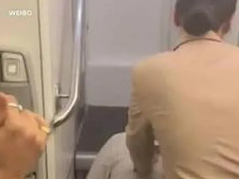 373 hành khách mắc kẹt 10 tiếng đồng hồ trong máy bay không bật điều hoà, có người ngất xỉu