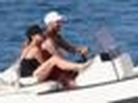 David Beckham và Victoria khiến dân tình nóng mặt với khoảnh khắc thân mật trên du thuyền