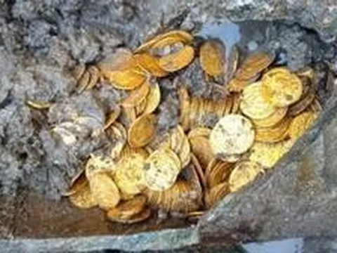 Dò kim loại trên cánh đồng, từng phát hiện 3,5 kg vàng và 23,8 kg bạc trị giá hơn 113 tỷ đồng