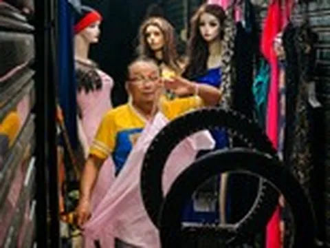 Ông chú U60 mặc đầm dạ hội, livestream chốt trăm đơn hằng đêm