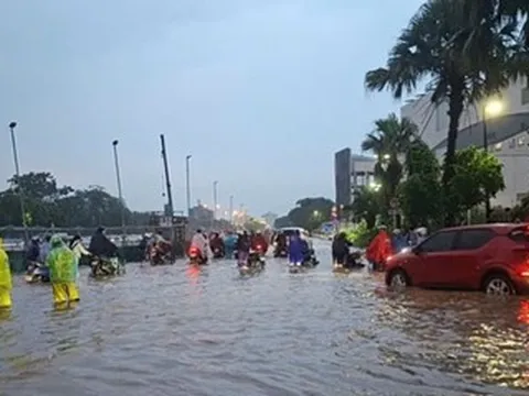 Mưa xối xả cuối giờ chiều ở Hà Nội, nhiều xe chết máy giữa đường ngập sâu