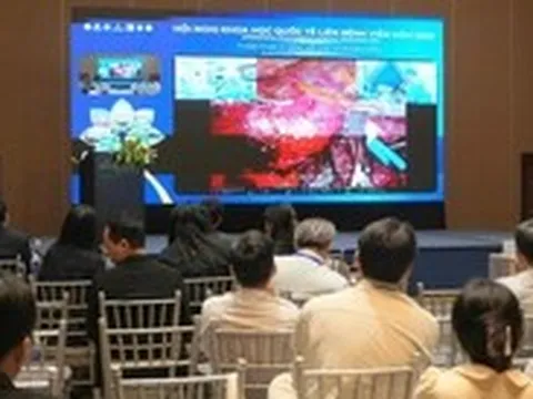 Xem trực tiếp ca mổ robot tại Hội nghị khoa học quốc tế liên bệnh viện