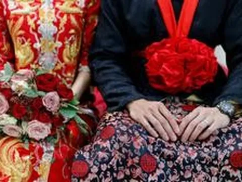 Đi dự đám cưới, ông chủ nhìn vào hàng ghế của cha mẹ chú rể rồi lập tức sa thải nam nhân viên: "Tôi rất tiếc, nhưng anh phải rời khỏi công ty”