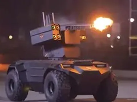 Xem robot tự hành cùng Cảnh sát đặc nhiệm nổ súng tiêu diệt mục tiêu khủng bố
