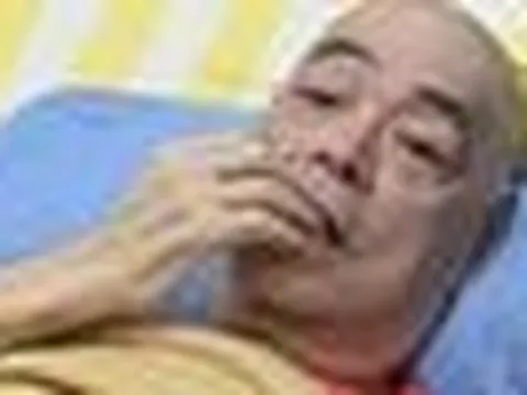 Nam nghệ sĩ bị viện dưỡng lão ngược đãi rơi vào tình trạng nguy hiểm, cơ thể hoại tử không thể cử động