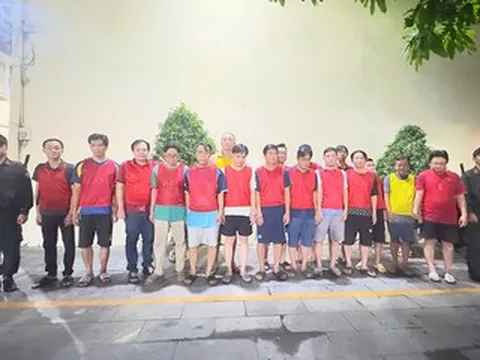 Bắt 17 người trong đường dây cá độ bóng đá, phơi cược ghi sau phiếu giữ xe