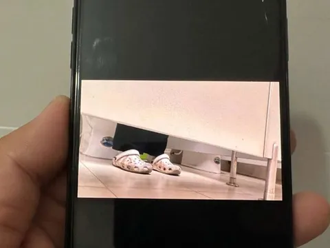 Vụ nam sinh viên cố thủ trong nhà vệ sinh nữ: Công an phát hiện nhiều video quay lén trong điện thoại