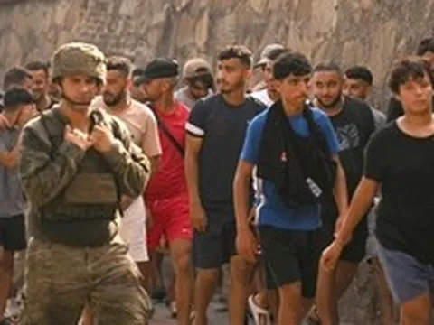 Dân di cư thất vọng rời Ceuta vì đói và không tìm được việc làm