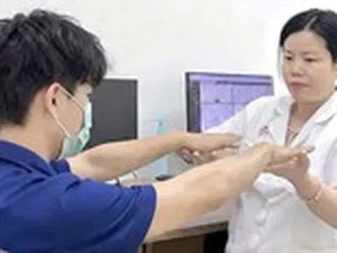 Đi khám vì khó cầm nắm, bất ngờ phát hiện bệnh teo cơ bàn tay