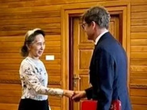 Bà Aung San Suu Kyi tái xuất, gặp đại diện Hội Chữ thập đỏ quốc tế