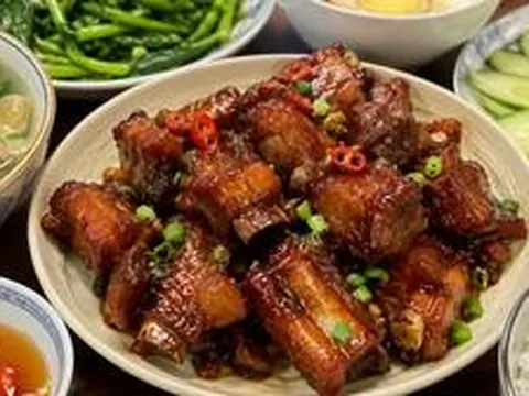 Đừng ướp sườn ngay, đầu bếp 5 sao chỉ cách làm giúp sườn rim mềm, bóng và đậm vị hơn hẳn
