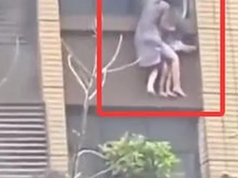 Xót xa cảnh mẹ ôm chặt con nhỏ ngoài cửa sổ trong đám cháy lớn: Cả hai rơi xuống đất, bé gái tử vong, người mẹ nguy kịch