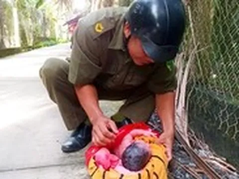 Bé gái sơ sinh còn đỏ hỏn bị bỏ rơi bên đường, nhiều người xin nhận nuôi