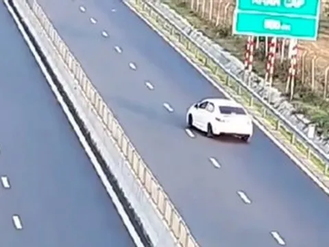 Camera ghi lại cảnh nữ tài xế lùi xe trên cao tốc Vĩnh Hảo - Phan Thiết