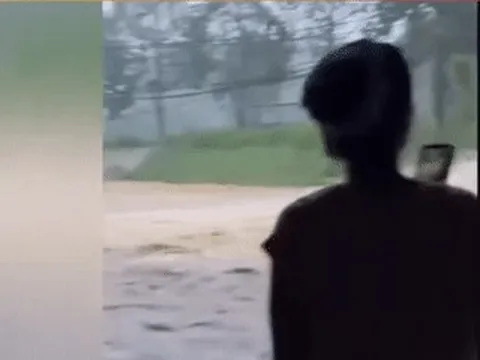 Clip ô tô chật vật thoát khỏi dòng nước lũ