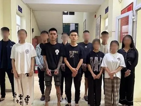 Khởi tố vụ án nhóm người dùng dao, kiếm hỗn chiến tại quán ăn ở Hà Nội