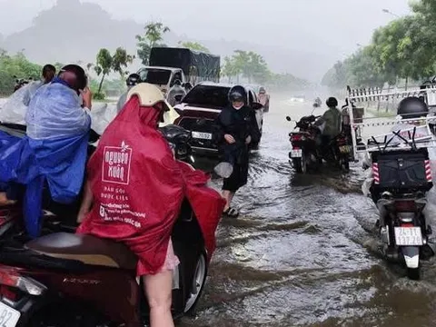 Vì sao miền Bắc liên tiếp hứng mưa lớn kéo dài, nhiều nơi đối mặt nguy cơ lũ quét?