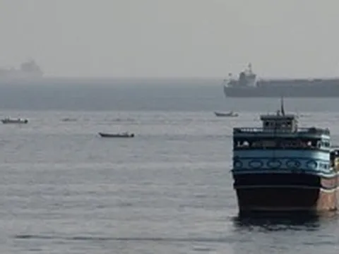 Tàu chở hàng bị vật thể lạ bắn trúng ở eo biển Hormuz