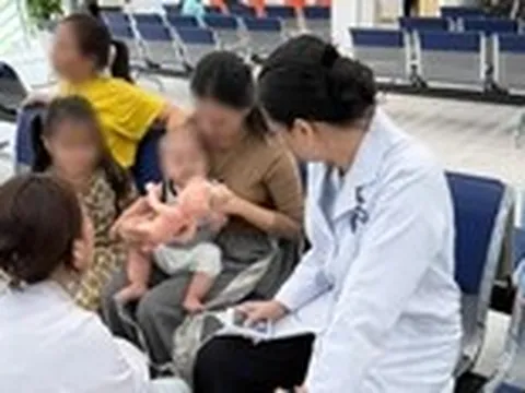 Nghẹt thở giây phút bác sĩ cùng đội ngũ tại trung tâm tiêm chủng cấp cứu thành công bé bị sặc sữa