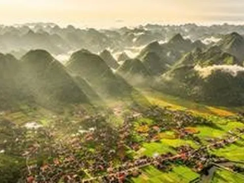 Ngôi làng có hơn 400 nhà sàn cùng quay về một hướng: Được công nhận "Làng du lịch tốt nhất thế giới", cách Hà Nội gần 200km