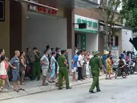 Cháy căn hộ tầng 12 chung cư, nhiều người hốt hoảng tháo chạy
