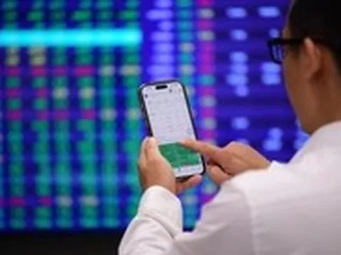 Đầu tư tiền bạc, cổ phiếu theo 'thầy' AI, coi chừng mất tiền oan