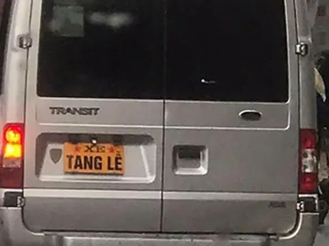 Tài xế dùng bảng 'xe tang lễ' để che biển số ô tô